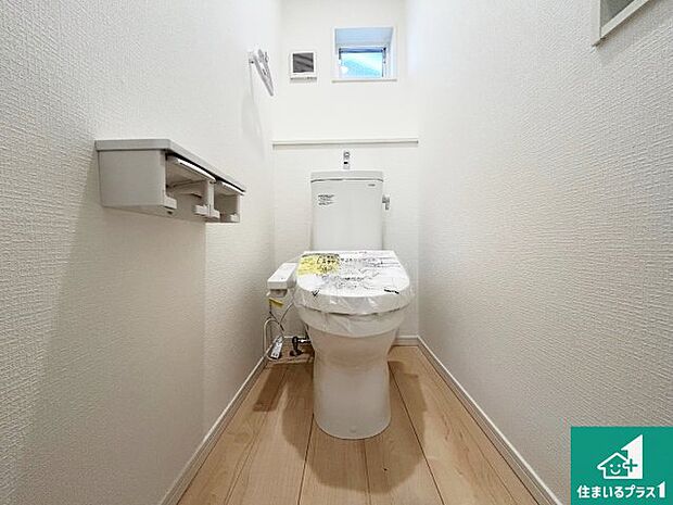 【トイレ】1・2階の2ヶ所にあるので、朝の忙しい時間の順番待ちもなく、深夜の利用にも大変便利です。