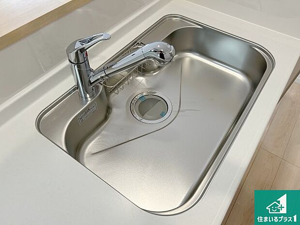 【キッチンシンク】蛇口の先端に浄水器を内蔵しています！原水と浄水、お湯と冷水、シャワーの切替えがワンタッチなので用途によって使い分けられます。