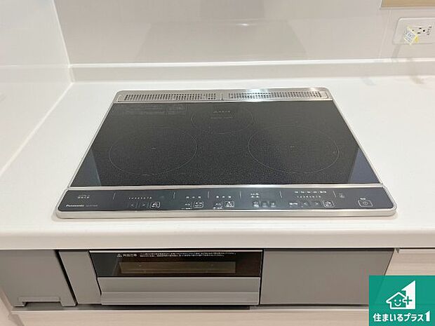 【コンロ】火を使わないので、安心なＩＨコンロ！でこぼこが無い構造なので、掃除もしやすく清潔に保てます！