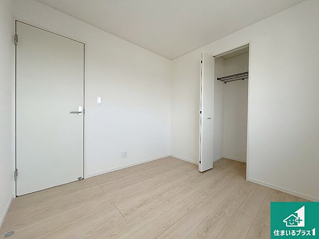 【洋室】シンプルな洋室は、自分好みのインテリアが楽しめます♪ご家族とインテリアや家具を選びに行くのは新築購入時の醍醐味の一つです。ぜひお楽しみください♪