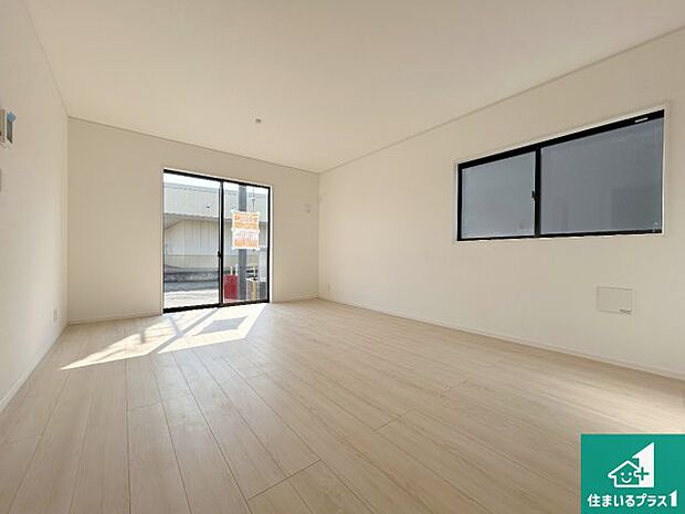 【居間・リビング】日当たり良好の明るいリビングで朝の目覚めもスッキリできそう!対面キッチンでご家族のコミュニケーションも自然と増える設計!小さなお子様が遊ぶスペースを作っても広々とくつろげるLDK!