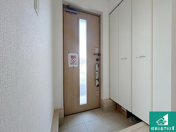 【玄関】シューズクローゼットにはたくさんの靴が収納できるので玄関周りはいつもスッキリ！コの字型のスペースにはオシャレな小物を置くと玄関が華やかに♪