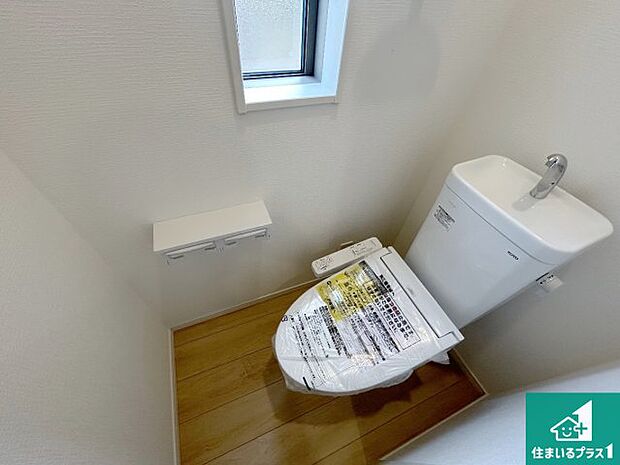 【トイレ】シャワー洗浄機能付トイレは標準仕様。冬場は暖かシートヒーターも装備！ 表面コートでキレイ長持ち！省エネ節水仕様の温水洗浄トイレ！