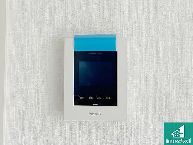 【カラーモニターインターホン】声だけでなく来訪者の姿や顔がモニターで確認できるので、小さなお子様がいらっしゃるご家庭でも安心できます！