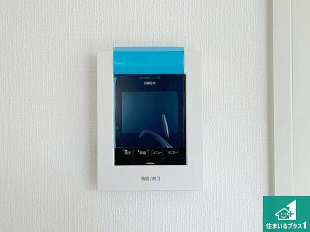 【カラーモニターインターホン】声だけでなく来訪者の姿や顔がモニターで確認できるので、小さなお子様がいらっしゃるご家庭でも安心できます！