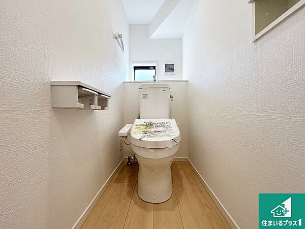 【トイレ】シャワー洗浄機能付トイレは標準仕様。冬場は暖かシートヒーターも装備！ 表面コートでキレイ長持ち！省エネ節水仕様の温水洗浄トイレ！