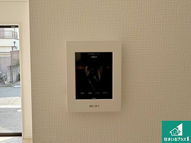【カラーモニターインターホン】声だけでなく来訪者の姿や顔がモニターで確認できるので、小さなお子様がいらっしゃるご家庭でも安心できます！