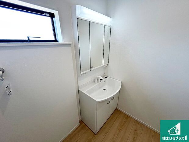 【独立洗面台】清潔感のある洗面台です。フラットな鏡は掃除がしやすく毎日清潔！鏡裏には収納があるのでスッキリとした洗面台が保てます。