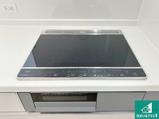 【コンロ】火を使わないので、安心なＩＨコンロ！でこぼこが無い構造なので、掃除もしやすく清潔に保てます！  