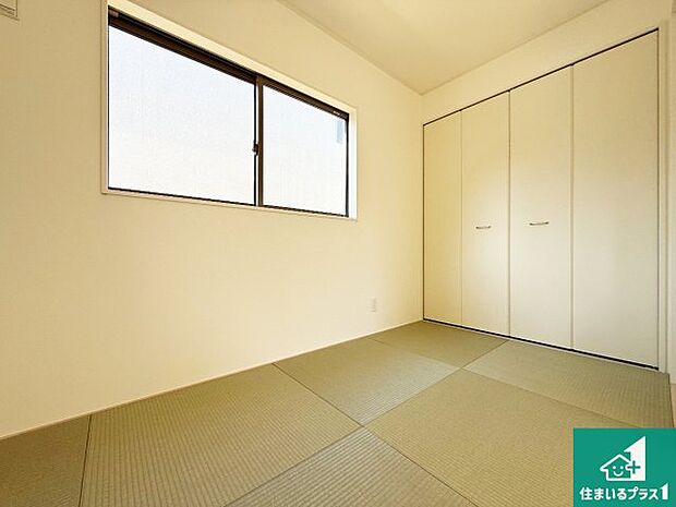 【和室】一室あると便利な和室は客間としてだけでなく、小さなお子様のプレイルームや食後のくつろぎスペースとしてもご利用いただけます。収納もついていますので大活躍間違いなし！