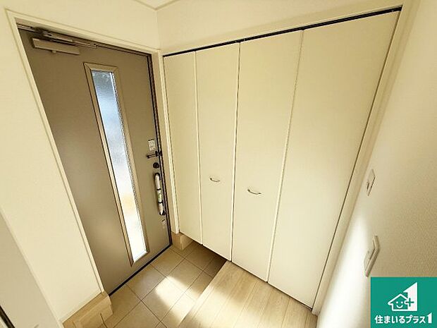 【玄関】シューズボックスにはたくさんの靴が収納できるので玄関周りはいつもスッキリ！ご家族が増えても安心！