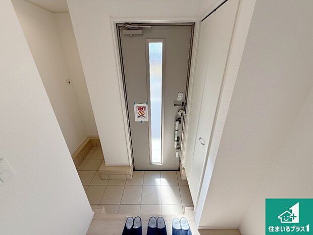 【玄関】シューズクローゼットにはたくさんの靴が収納できるので玄関周りはいつもスッキリ！コの字型のスペースにはオシャレな小物を置くと玄関が華やかに♪