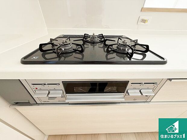 【コンロ】ダブル高火力Ｓｉセンサー付きコンロ！３口あるので、まとめて料理をする時も大活躍！