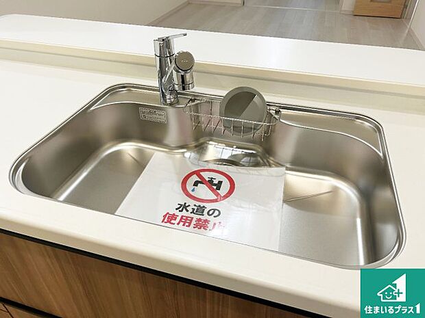 【キッチンシンク】蛇口の先端に浄水器を内蔵しています！原水と浄水、お湯と冷水、シャワーの切替えがワンタッチなので用途によって使い分けられます。