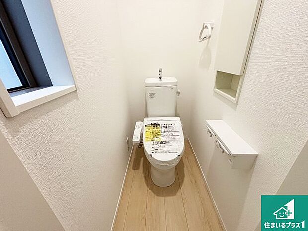 【トイレ】シャワー洗浄機能付トイレは標準仕様。冬場は暖かシートヒーターも装備! 表面コートでキレイ長持ち!省エネ節水仕様の温水洗浄トイレ!