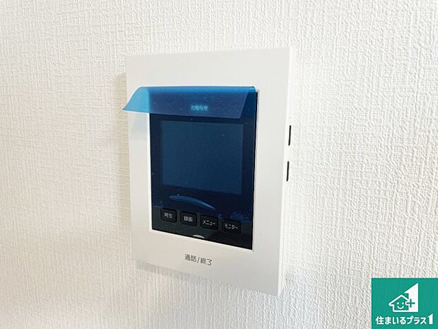 【カラーモニターインターホン】声だけでなく来訪者の姿や顔がモニターで確認できるので、小さなお子様がいらっしゃるご家庭でも安心できます！
