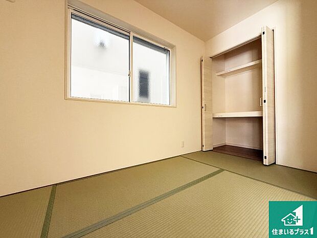 【和室】一室あると便利な和室は客間としてだけでなく、小さなお子様のプレイルームや食後のくつろぎスペースとしてもご利用いただけます。収納もついていますので大活躍間違いなし!