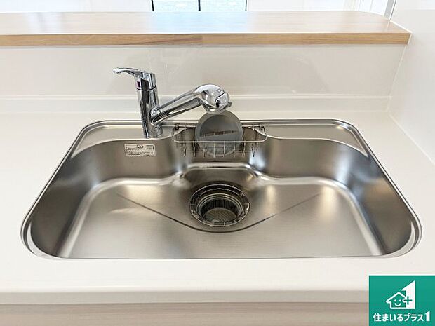 【キッチンシンク】蛇口の先端に浄水器を内蔵しています!原水と浄水、お湯と冷水、シャワーの切替えがワンタッチなので用途によって使い分けられます。