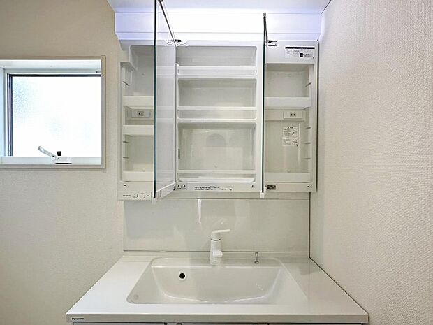 【三面鏡裏収納】三面鏡の裏に、化粧品や衛生用品などを収納可能。洗面台をすっきりと保ちます！ 