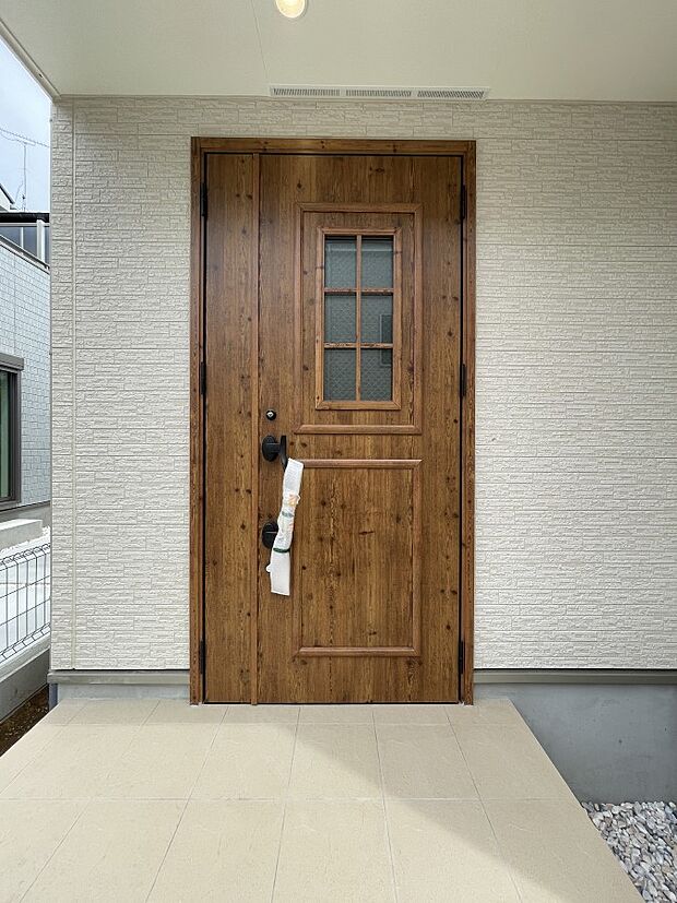 【玄関】木製の重厚感ある玄関ドア！大切な家族を笑顔でお出迎え出来ます！  