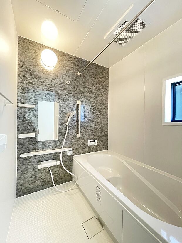 【浴室】落ち着いた色合いの壁面、ゆっくりゆったり寛げるバスルーム。 