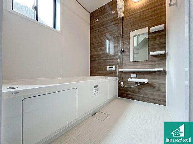 足をゆったり伸ばして寛げる浴槽です。窓が設けられていますので差し込む光が明るく穏やかな雰囲気にしてくれます♪浴室乾燥機も設置しているので、雨の日の洗濯物も安心です♪