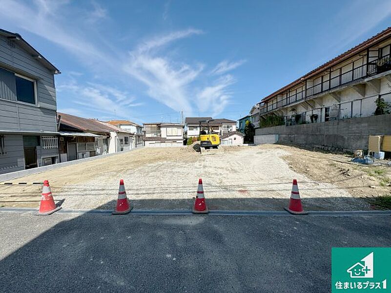 周辺は落ち着いた街並みの住宅地！子育てがしやすい住環境です！まだ未完成ですが、現地でしかわからない事もございます。是非一度ご覧ください。