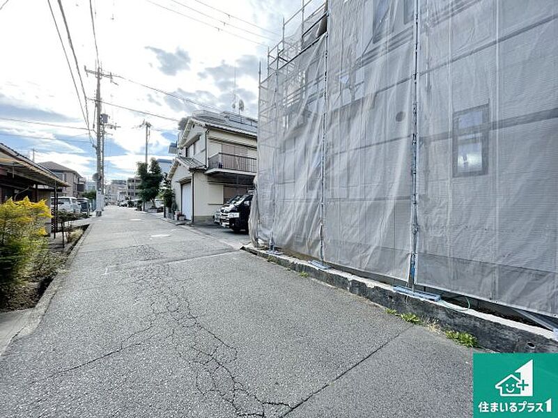 周辺は落ち着いた街並みの住宅地！子育てがしやすい住環境です！まだ未完成ですが、現地でしかわからない事もございます。是非一度ご覧ください。