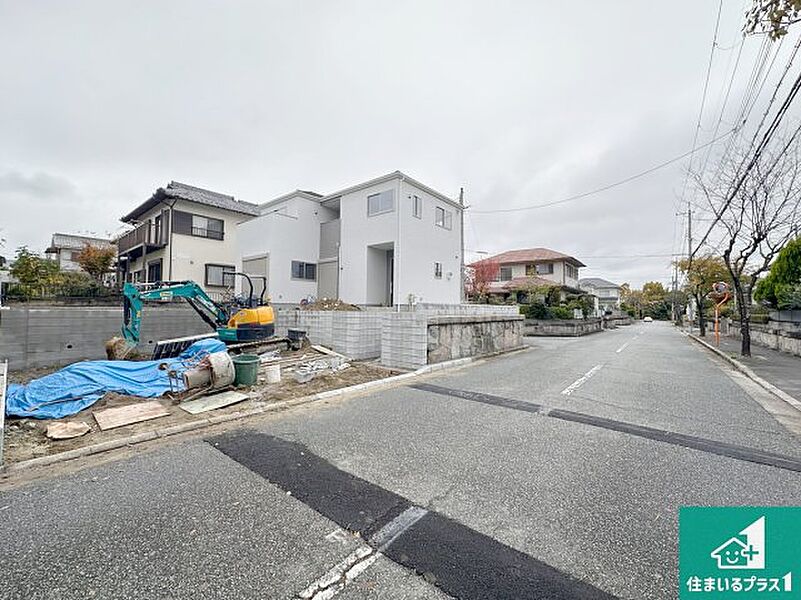 周辺は落ち着いた街並みの住宅地！子育てがしやすい住環境です！まだ未完成ですが、現地でしかわからない事もございます。是非一度ご覧ください。