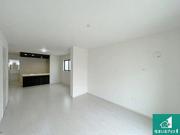 シンプルなリビングは、観葉植物等のインテリアを楽しめますね！パパ好みにも、ママ好みにも家具次第で雰囲気を変えることができます！