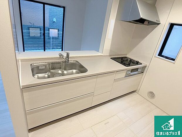 明るいリビングで朝の目覚めもスッキリできそう！対面キッチンでご家族のコミュニケーションも自然と増える設計！小さなお子様が遊ぶスペースを作っても広々とくつろげるLDK！