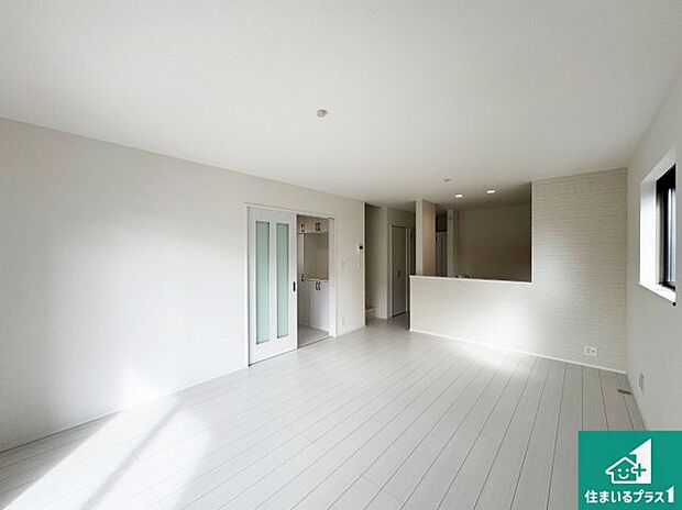 シンプルなリビングは、観葉植物等のインテリアを楽しめますね!パパ好みにも、ママ好みにも家具次第で雰囲気を変えることができます!