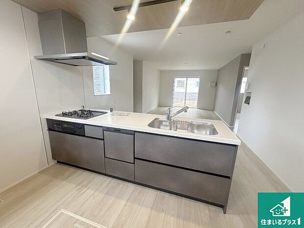 子供を見守りながらお料理が出来るため家族のコミュニケーションか増えます♪スペースが広く確保されている為お子様が大きくなったときは一緒に料理を楽しめます♪