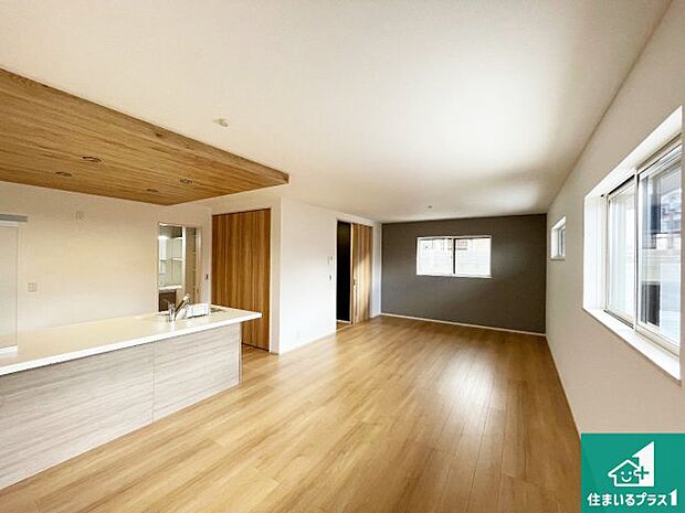 シンプルなリビングは、観葉植物等のインテリアを楽しめますね!パパ好みにも、ママ好みにも家具次第で雰囲気を変えることができます!