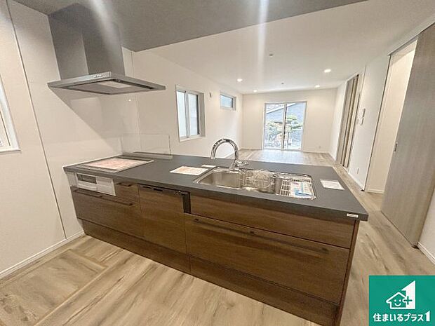 リビングと統一感があり、使い勝手のいいキッチン。広々としているので、二人並んで作業が出来ちゃいます。お子様と一緒に色々なお料理に挑戦できるスペースがあります。