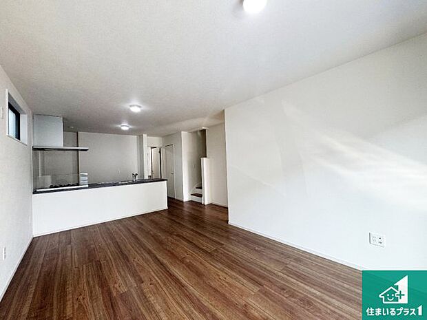 リビングと統一感があり、使い勝手のいいキッチン。広々としているので、二人並んで作業が出来ちゃいます。お子様と一緒に色々なお料理に挑戦できるスペースがあります。