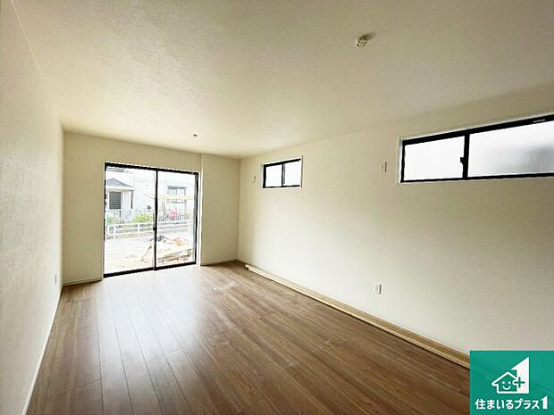 明るいリビングで朝の目覚めもスッキリできそう!対面キッチンでご家族のコミュニケーションも自然と増える設計!小さなお子様が遊ぶスペースを作っても広々とくつろげるLDK!