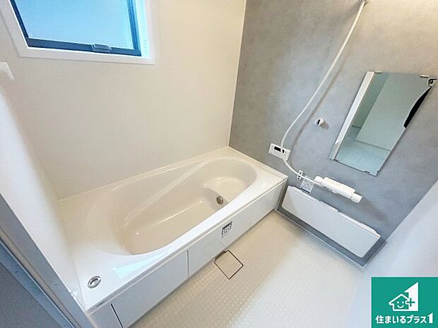 足をゆったり伸ばして寛げる浴槽です。窓が設けられていますので差し込む光が明るく穏やかな雰囲気にしてくれます♪浴室乾燥機も設置しているので、雨の日の洗濯物も安心です♪