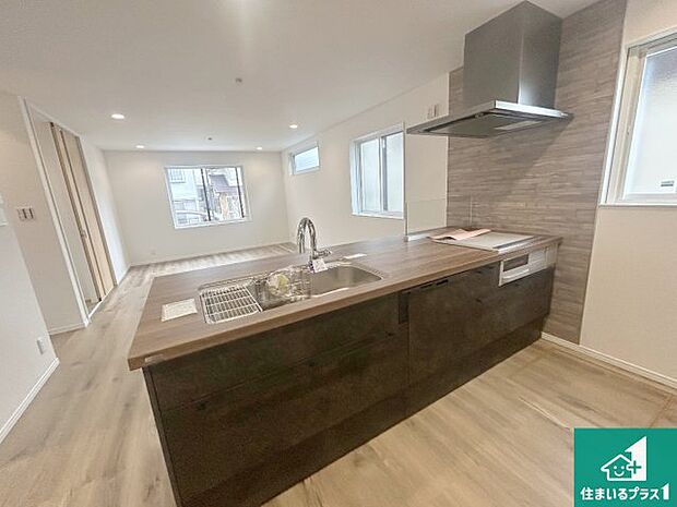 リビングと統一感があり、使い勝手のいいキッチン。広々としているので、二人並んで作業が出来ちゃいます。お子様と一緒に色々なお料理に挑戦できるスペースがあります。