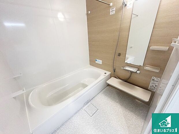 足をゆったり伸ばして寛げる浴槽です。窓が設けられていますので差し込む光が明るく穏やかな雰囲気にしてくれます♪浴室乾燥機も設置しているので、雨の日の洗濯物も安心です♪