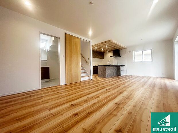 シンプルなリビングは、観葉植物等のインテリアを楽しめますね！パパ好みにも、ママ好みにも家具次第で雰囲気を変えることができます！