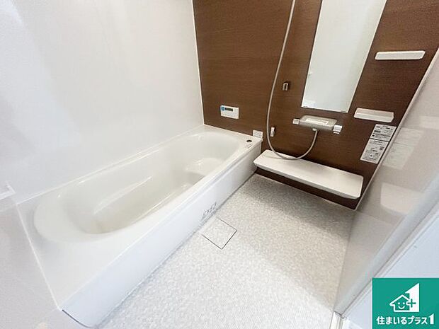 足をゆったり伸ばして寛げる浴槽です。窓が設けられていますので差し込む光が明るく穏やかな雰囲気にしてくれます♪浴室乾燥機も設置しているので、雨の日の洗濯物も安心です♪