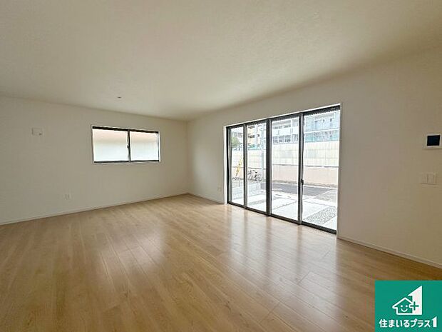 シンプルなリビングは、観葉植物等のインテリアを楽しめますね!パパ好みにも、ママ好みにも家具次第で雰囲気を変えることができます!