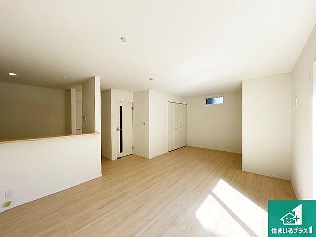 シンプルなリビングは、観葉植物等のインテリアを楽しめますね!パパ好みにも、ママ好みにも家具次第で雰囲気を変えることができます!