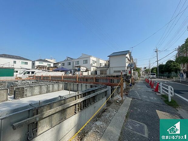 周辺は落ち着いた街並みの住宅地！子育てがしやすい住環境です！まだ未完成ですが、現地でしかわからない事もございます。是非一度ご覧ください。