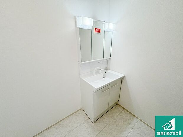 【独立洗面台】清潔感のある洗面台です。フラットな鏡は掃除がしやすく毎日清潔！鏡裏には収納があるのでスッキリとした洗面台が保てます。