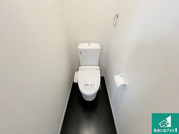 【トイレ】1・2階の2ヶ所にあるので、朝の忙しい時間の順番待ちもなく、深夜の利用にも大変便利です。