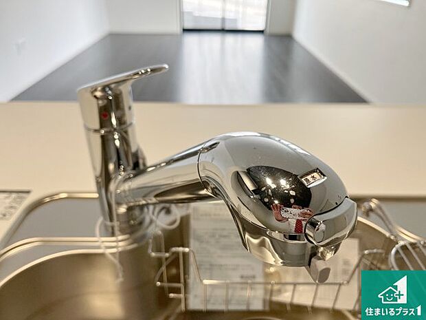 【キッチン水栓】浄水器を内蔵！炊飯時、お茶を作る時に安心してお水を使えます！お湯と冷水、浄水と原水、シャワーの切替えもワンタッチです！