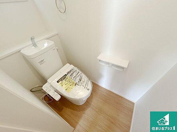 【トイレ】1・2階の2ヶ所にあるので、朝の忙しい時間の順番待ちもなく、深夜の利用にも大変便利です。