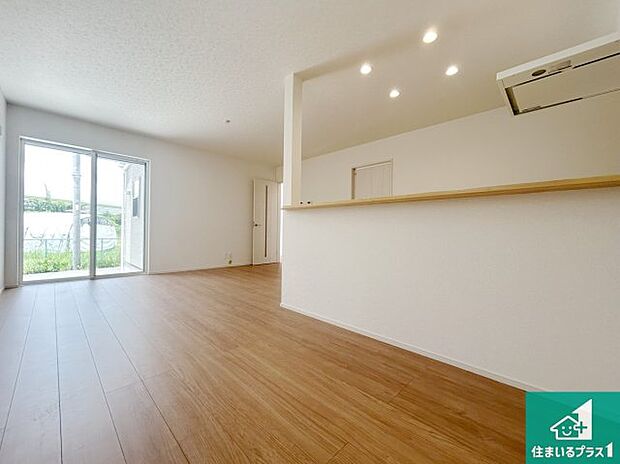 【居間・リビング】日当たり良好の明るいリビングで朝の目覚めもスッキリできそう!対面キッチンでご家族のコミュニケーションも自然と増える設計!小さなお子様が遊ぶスペースを作っても広々とくつろげるLDK!